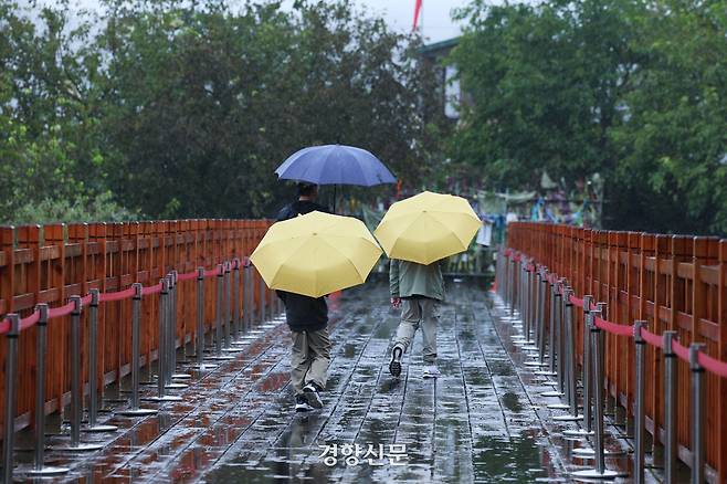 경기 파주시 임진각 자유 다리를 한 가족이 건너고 있다.