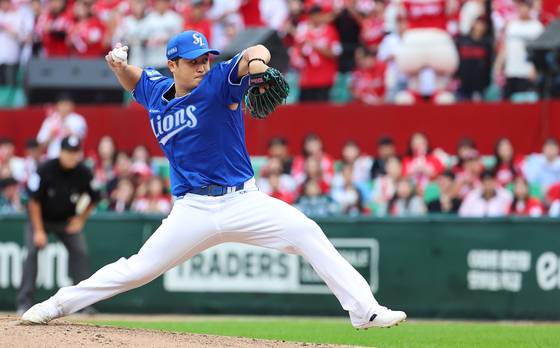 Samsung Lions pitcher Choi Won-tae pitches during Game 1 of the first round of KBO playoffs against the SSG Landers at Incheon SSG Landers Field in Incheon on Oct. 9. [YONHAP]