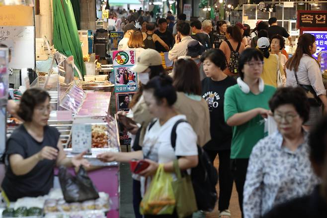 정부가 자영업자의 산업재해보험 가입을 의무화하며, 일하는 모든 사람을 위한 ‘전국민 산재보험제’를 추진한다. 연합뉴스