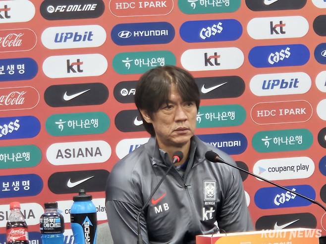 홍명보 감독이 10일 서울월드컵경기장에서 열린 10월 A매치 1차전 브라질과의 경기가 끝난 뒤 기자회견에 참석하고 있다. 송한석 기자