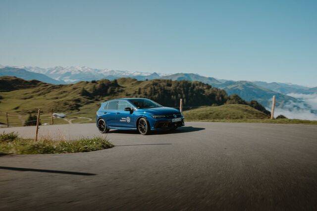 지난달 5일 오스트리아 첼암제 인근 굽이진 오르막길에서 찍은 폭스바겐 골프R의 외관. 최대 330마력의 힘으로 비탈길 오르막을 거침없이 올랐다. 곡선 구간에선 노면을 단단히 움켜쥐고 바닥에 착 달라붙은 채 코너를 돌았다. 폭스바겐코리아 제공