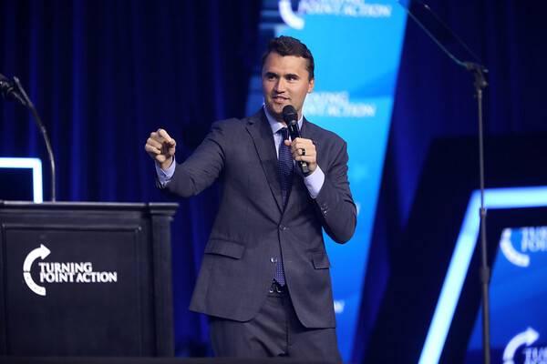 ▲ 2024년 대중 앞에서 연설하고 있는 찰리 커크. 사진=flickr