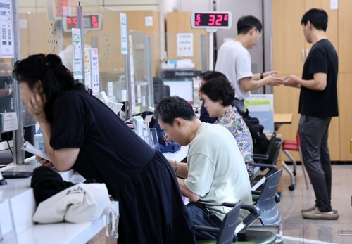 국가정보자원관리원(국정자원) 대전 본원 화재로 전산망 마비 사태가 나흘째 이어진 지난달 29일 서울의 한 주민센터에서 시민들이 업무를 보고 있다. [사진 출처 = 연합뉴스]
