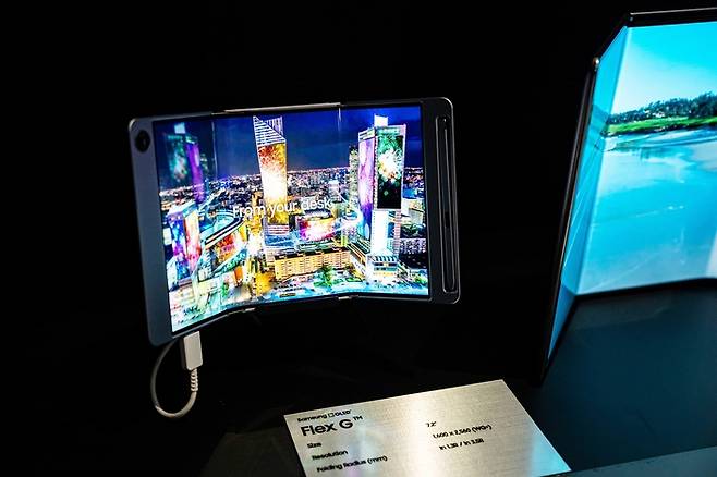 삼성디스플레이가 지난 CES 2022에서 공개했던 ‘트라이폴드 스마트폰’ 디스플레이 시제품 ‘플렉스(Flex) G’. 삼성디스플레이