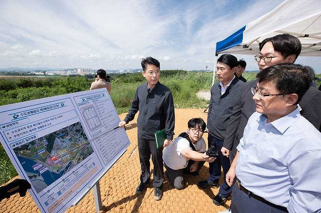 김성환 환경부 장관이 올해 8월 5일 인천 서구 수도권매립지에서 매립종료된 2매립장 현장을 점검하고 있다. [사진 기후부]