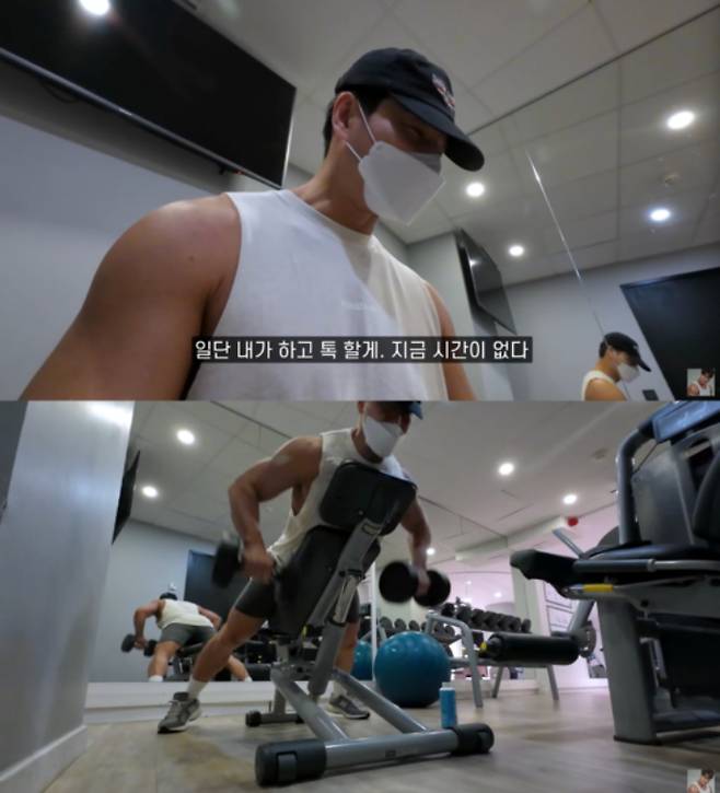 지난달 결혼한 가수 김종국이 신혼여행 브이로그를 공개했다. 팬들은 김종국이 아내와 함께 여행하는 영상을 기대했지만, 영상엔 김종국 혼자 호텔에서 운동하는 모습뿐이었다. /사진=김종국 유튜브 채널