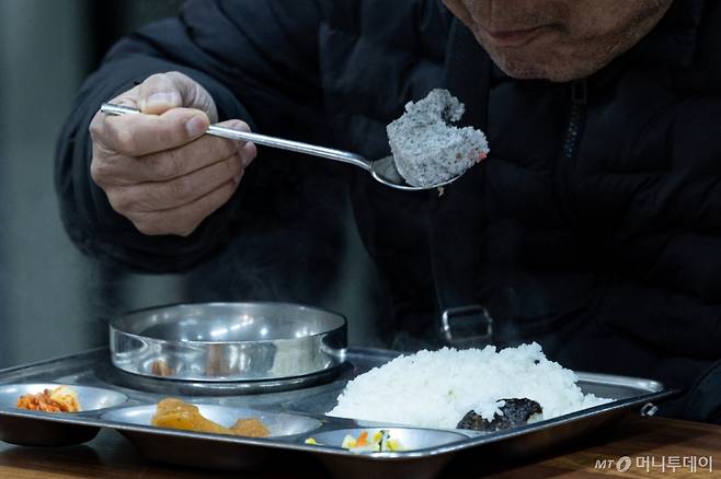 (서울=뉴스1) 이승배 기자 = 아침 기온이 큰 폭으로 떨어지며 추운 날씨를 보인 22일 오전 서울 종로구 탑골공원 원각사 노인 무료급식소를 찾은 어르신들이 식사를 하고 있다. 2024.12.22/뉴스1  Copyright (C) 뉴스1. All rights reserved. 무단 전재 및 재배포,  AI학습 이용 금지. /사진=(서울=뉴스1) 이승배 기자