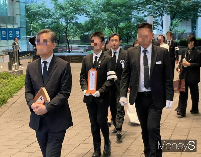 10일 서울 종로구 그랑서울 고려아연 본사에서 열린 고(故) 최창걸 명예회장의 영결식 행사 직후 최윤범 회장을 비롯한 유족들이 안장식을 위해 이동하고 있다. / 사진=이한듬 기자