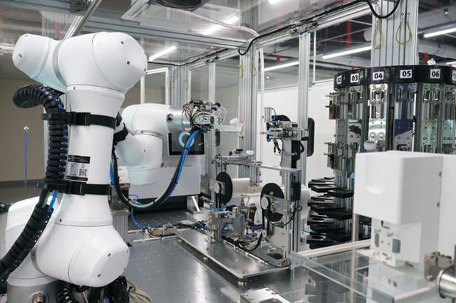 지난달 29일 대전 유성구 KAIST 본원 메타융합관 내 마련된 실험실에서 포스코홀딩스와 KAIST가 공동 개발한 ‘양극재 신규 조성 탐색용 지능형 실험 자동화 시스템’에 연결된 로봇 팔이 파우더(가루) 형태의 리튬과 니켈, 코발트, 망간 등 원료를 혼합해 작은 알갱이 형태인 ‘펠릿’을 만들고 있다.  포스코홀딩스 제공