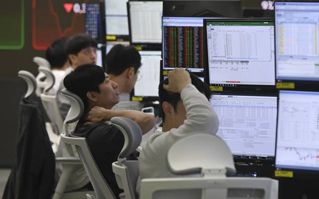 환율 고공행진  : 10일 오전 서울 중구 하나은행 본점 딜링룸에서 딜러들이 모니터를 바라보고 있다. 이날 외환시장에서 원·달러 환율은 1423.0원에 거래가 시작돼 장중 한때 1428.45원까지 치솟았다.  백동현 기자