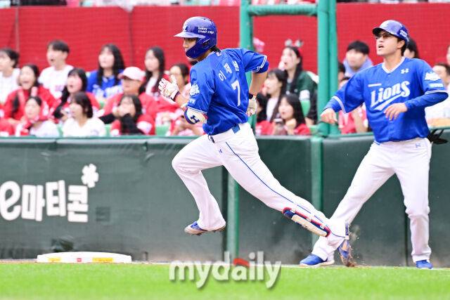 2025년 10월 9일 인천 SSG랜더스필드에서 '2025 신한 SOL뱅크 KBO리그 준플레이오프' 1차전 삼성-SSG의 경기. 삼성 이재현이 1회초 선두타자로 등장해 SSG 화이트를 상대로 선제 솔로 홈런을 때린 뒤 그라운드를 돌고 있다./인천 = 곽경훈 기자