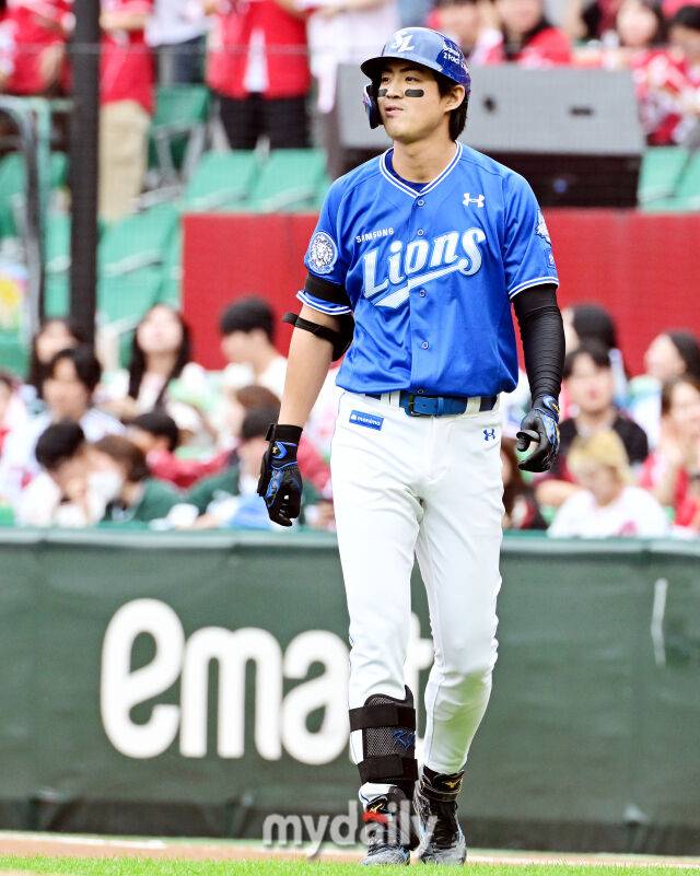 2025년 10월 9일 인천 SSG랜더스필드에서 진행된 '2025 신한 SOL뱅크 KBO리그 준플레이오프' 1차전 삼성-SSG의 경기. 삼성 구자욱이 2회초 2사 만루에서 내야 땅볼로 물러난 뒤 아쉬워 하고 있다./인천 = 곽경훈 기자