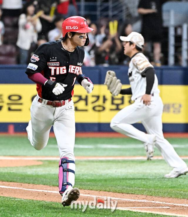 25일 오후 서울 고척동 고척스카이돔에서 진행된 '2025 프로야구 KBO리그' 키움히어로즈와 KIA타이거즈의 경기. 기아 박찬호가 9회초 무사 만루서 1타점 적시타를 터뜨린 뒤 1루로 달리고 있다./마이데일리