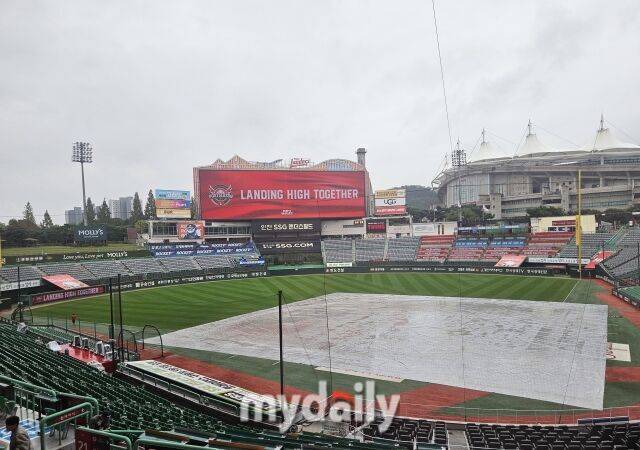 비가 내리고 있는 인천 SSG랜더스필드./인천=심혜진 기자