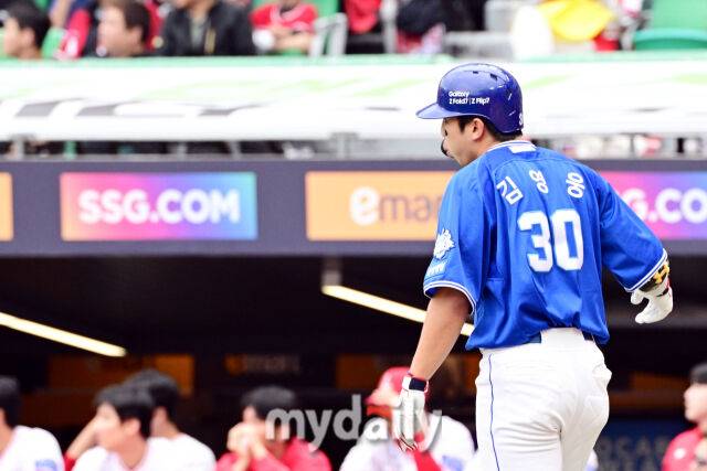 2025년 10월 9일 인천 SSG랜더스필드에서 진행된 '2025 신한 SOL뱅크 KBO리그 준플레이오프' 1차전 삼성-SSG의 경기. 삼성 김영웅이 3회초 무사 1루에서 SSG 화이트를 상대로 투런 홈런을 때린 뒤 기뻐하고 있다./인천=곽경훈 기자 kphoto@mydaily.co.kr