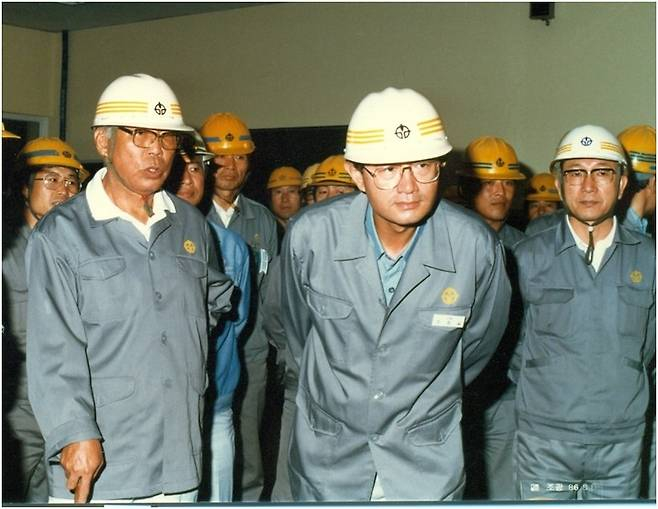 고 최창걸 고려아연 명예회장(가운데)이 제련소 현장을 방문하고 있다. [고려아연 제공]