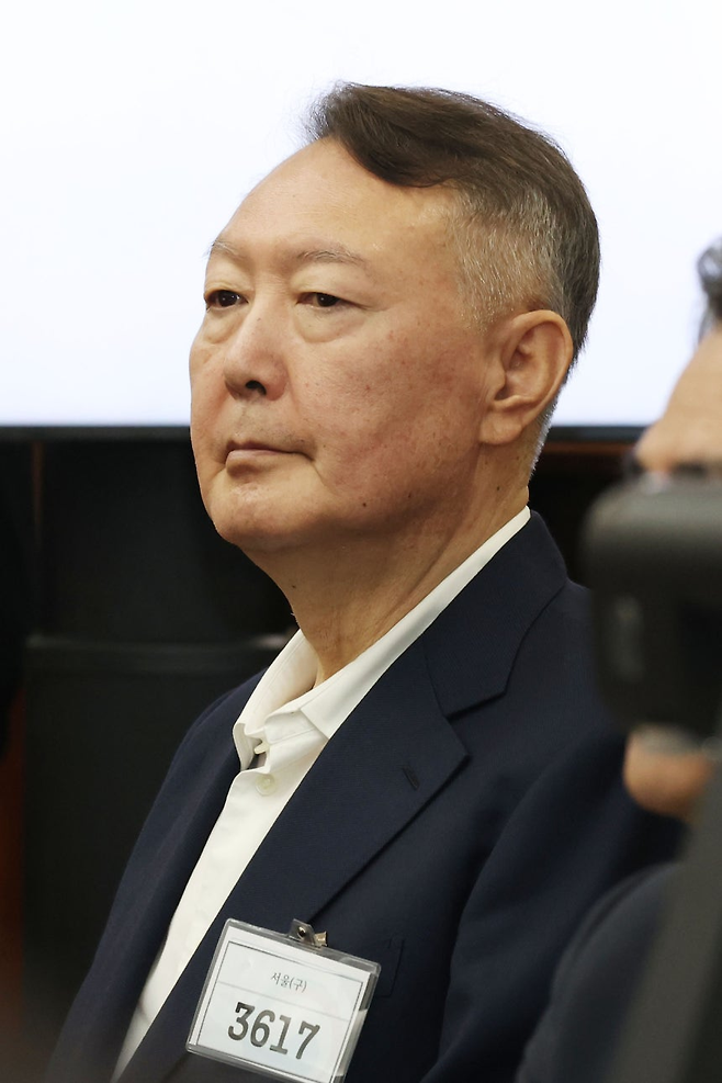 윤석열 전 대통령이 지난달 26일 서울 서초구 서울중앙지법에서 열린 특수공무집행방해, 직권남용 권리행사방해 등 혐의 사건 1차 공판에 출석해 있다. [연합]