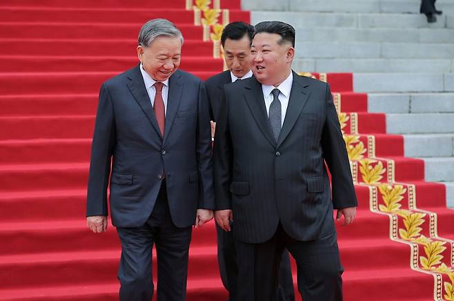 김정은 국무위원장이 지난 9일 노동당 창건 80주년 경축행사 참가차 방북한 또 럼 베트남 공산당 중앙위원회 총비서를 위한 환영의식에 참석했다고 조선중앙통신이 10일 보도했다. [평양 노동신문=뉴스1]