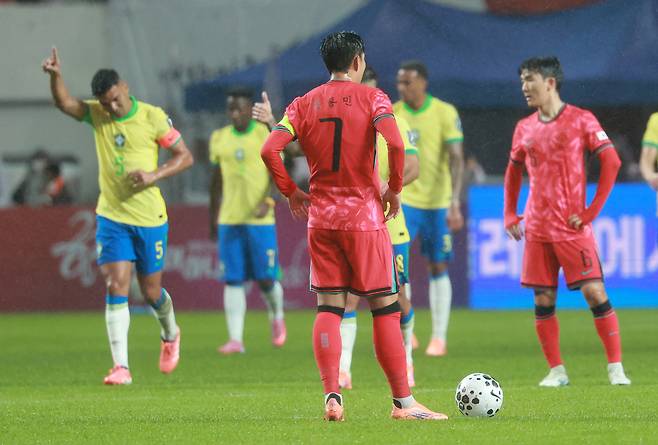 10일 열린 평가전에서 브라질 선수들이 연속 득점에 성공한 뒤 기뻐하고 있는 모습을 손흥민과 황인범이 착잡한 표정으로 지켜보 있다.  [연합]