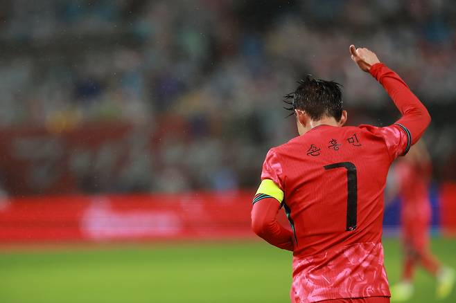 손흥민이 10일 브라질전에 출전하면서 한국인 역대 최다 A매치 출전 기록을 새로 썼다. 이날 한국 선수들은 전날 한글날을 기념해 한글 이름이 새겨진 유니폼을 입었다. [연합]