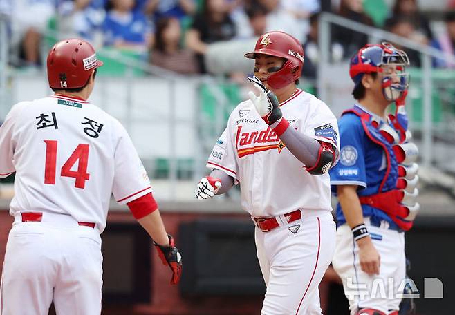 [인천=뉴시스] 조성우 기자 = 9일 인천 미추홀구 SSG랜더스필드에서 열린 2025 KBO 포스트시즌 준플레이오프 1차전 삼성 라이온즈와 SSG 랜더스의 경기, SSG 7회말 공격 1사 주자 1루서 고명준이 2점 홈런을 때린 뒤 먼저 득점한 최정과 하이파이브 하고 있다. 2025.10.09. xconfind@newsis.com