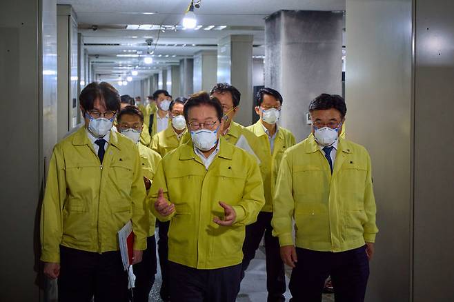 [서울=뉴시스] 이재명 대통령이 10일 대전 국가정보자원관리원을 방문해 정부 정보시스템 복구 현황과 피해 상황을 점검하기 위해 이동하고 있다. (사진=대통령실 제공) 2025.10.10. photo@newsis.com *재판매 및 DB 금지