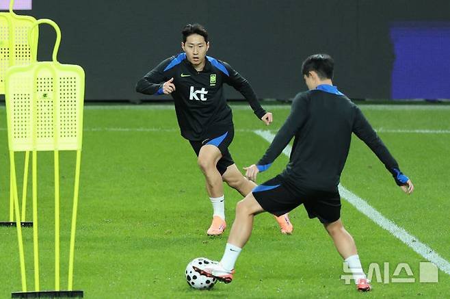 [서울=뉴시스] 권창회 기자 = 브라질과 친선평가전을 앞둔 대한민국 축구 국가대표팀 선수들이 9일 오후 서울 마포구 상암월드컵경기장에서 훈련을 하고 있다. 2025.10.09. kch0523@newsis.com