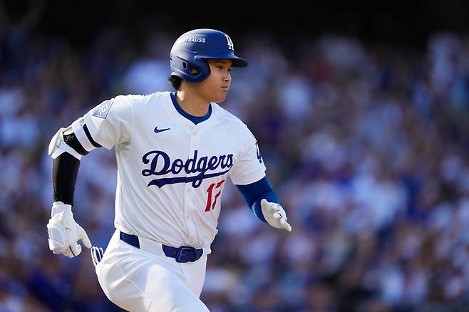 [로스앤젤레스=AP/뉴시스] 로스앤젤레스(LA) 다저스의 오타니 쇼헤이가 9일(현지 시간) 미 캘리포니아주 로스앤젤레스 다저 스타디움에서 열린 2025 메이저리그 내셔널리그 디비전시리즈(NLDS·5전3선승제) 4차전 필라델피아 필리스와 경기 3회 야수 선택으로 출루하고 있다. 2025,10.10.