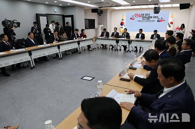 [서울=뉴시스] 김명년 기자 = 장동혁 국민의힘 대표가 10일 오후 서울 여의도 중앙당사에서 열린 '시·도당위원장 간담회'에서 발언하고 있다. 2025.10.10. kmn@newsis.com