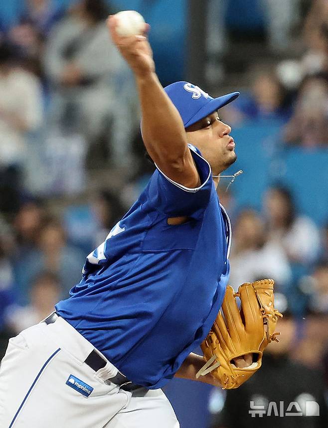 [대구=뉴시스] 이무열 기자 = 23일 대구 수성구 삼성라이온즈파크에서 열린 2025 신한 SOL 뱅크 KBO 리그 두산 베어스와 삼성 라이온즈의 경기, 1회초 삼성 선발투수 가라비토가 공을 던지고 있다. 2025.09.23. lmy@newsis.com