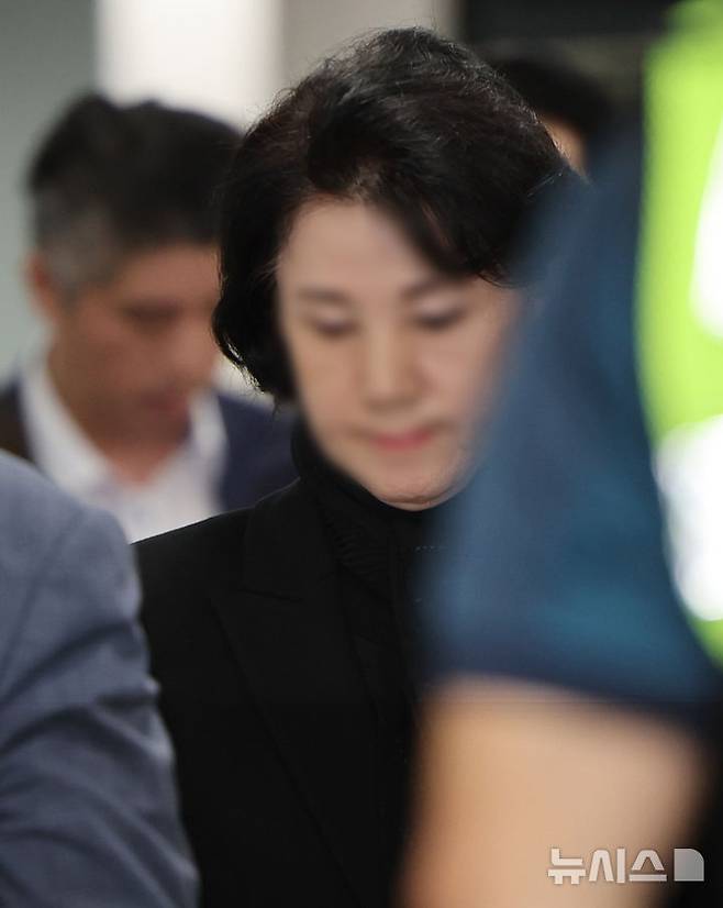 [서울=뉴시스] 황준선 기자 = 청탁금지법과 정치자금법 위반 등 혐의를 받는 한학자 통일교 총재의 전 비서실장 정원주 씨가 22일 오후 서울 서초구 서울중앙지방법원에서 열린 영장실질심사(구속 전 피의자 심문)에 출석하고 있다. 2025.09.22. hwang@newsis.com