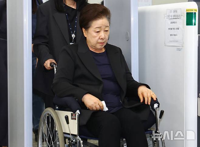 [서울=뉴시스] 황준선 기자 = 청탁금지법과 정치자금법 위반 등 혐의를 받는 한학자 통일교 총재가 지난달 22일 오후 서울 서초구 서울중앙지방법원에서 열린 영장실질심사(구속 전 피의자 심문)을 마친 뒤 법정을 나서고 있다. 2025.10.10. hwang@newsis.com