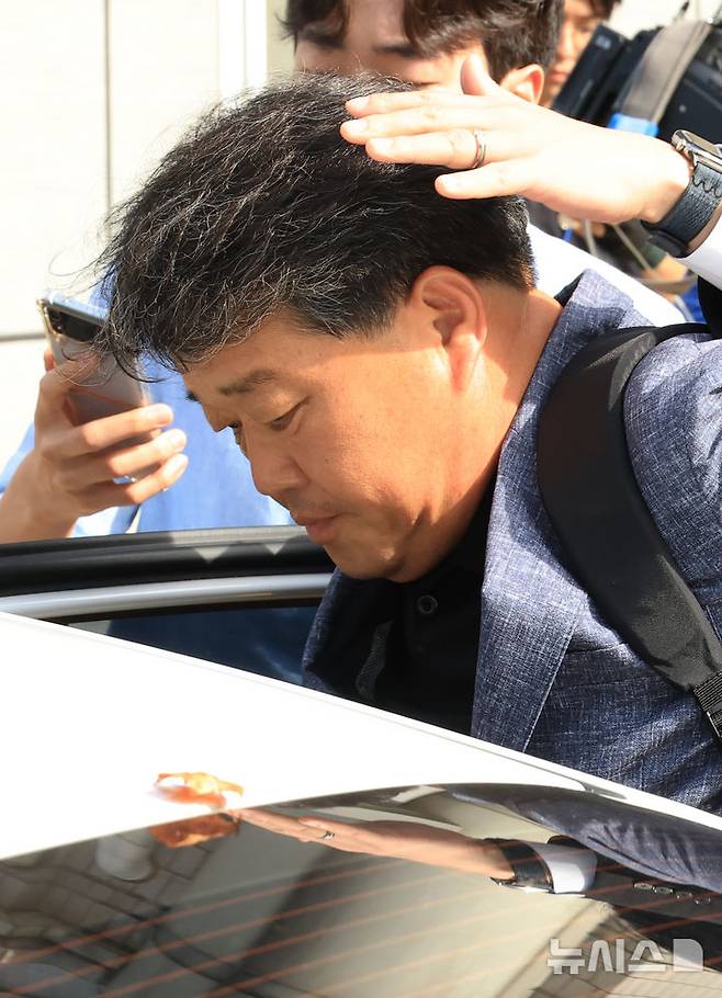 [서울=뉴시스] 홍효식 기자 = 정치자금법 위반 혐의를 받는 박창욱 경북도의원이 15일 오후 서울 서초구 서울중앙지방법원에서 열린 구속 전 피의자 심문(영장실질심사)을 마친 뒤 법원을 나서고 있다. (공동취재) 2025.09.15. photo@newsis.com