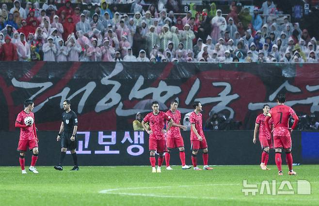 [서울=뉴시스] 권창회 기자 = 10일 서울 마포구 서울월드컵경기장에서 열린 남자 축구 국가대표 10월 A매치 친선전 대한민국과 브라질의 경기, 대한민국 선수들이 실점한 뒤 아쉬워하고 있다. 2025.10.10. kch0523@newsis.com