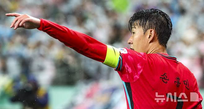 [서울=뉴시스] 황준선 기자 = 10일 서울 마포구 서울월드컵경기장에서 열린 남자 축구 국가대표 10월 A매치 친선전 대한민국과 브라질의 경기, 손흥민이 한글 유니폼을 입고 있다.2025.10.10. hwang@newsis.com