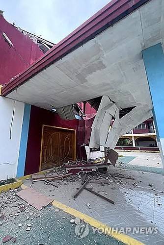 강진으로 무너진 필리핀 교회 [AFP 연합뉴스. 재판매 및 DB 금지]