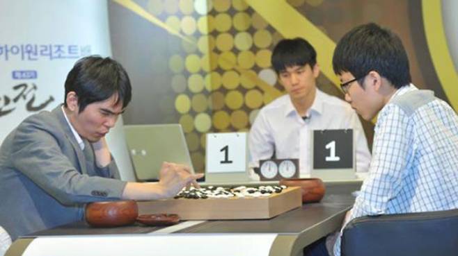 지난 2018년 GS칼텍스배 프로기전에서 이세돌 9단(사진 맨 왼쪽)이 신진서 9단(맨 오른쪽)과 대국을 벌이고 있다. 한국기원 제공