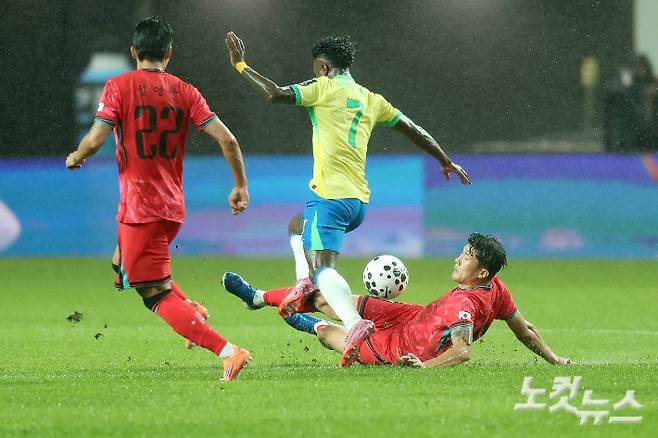 태클하는 김민재. 박종민 기자