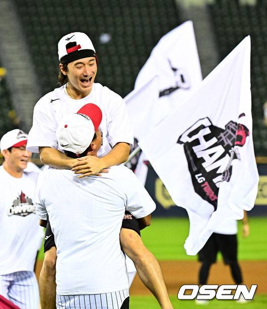 [OSEN=잠실, 지형준 기자] 프로야구 LG 트윈스가 극적으로 2025 정규시즌 우승을 차지했다. 자력 우승이 물거품이 된 LG는 SSG 랜더스가 한화 이글스에 극적인 끝내기 승리를 거두면서 우승을 확정했다.&nbsp;LG는 1일 서울 잠실구장에서 열린 2025 KBO리그 NC와 시즌 마지막 경기에서&nbsp;3-7로 패배했다.&nbsp;이로써 LG는 85승 3무 56패로 시즌을 마쳤다.&nbsp;LG 신민재를 비롯한 선수들이 우승 세리머니를 하고 있다. 2025.10.01 /jpnews@osen.co.kr