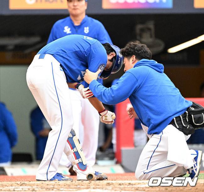 [OSEN=인천, 이대선 기자] 9일 인천 SSG랜더스필드에서 2025 신한 SOL뱅크 KBO리그 준플레이오프(5전 3선승제) 1차전 SSG 랜더스와 삼성 라이온즈의 경기가 열렸다.SSG은 화이트, 삼성은 최원태를 선발 투수로 내세웠다.3회초 2사 1,2루에서 삼성 이재현이 SSG 김민 투구에 맞고 고통스러워하고 있다. 2025.10.09 /sunday@osen.co.kr