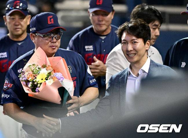 [OSEN=잠실, 최규한 기자] 프로야구 롯데 자이언츠가 두산 베어스를 꺾고 3연승을 이어갔다. 김태형 롯데 감독은 개인 통산 700승을 달성했다. 롯데는 31일 서울 잠실구장에서 열린 2024 KBO리그 두산과 경기에서 7-4로 승리했다. 중심타자 레이예스가 4타수 3안타 3타점으로 활약했고, 전준우는 투런 홈런을 터뜨렸다.경기를 마치고 승리한 롯데 김태형 감독이 박준혁 단장에게 개인 통산 700승 축하 꽃다발을 받고 있다. 2024.08.31 / dreamer@osen.co.kr