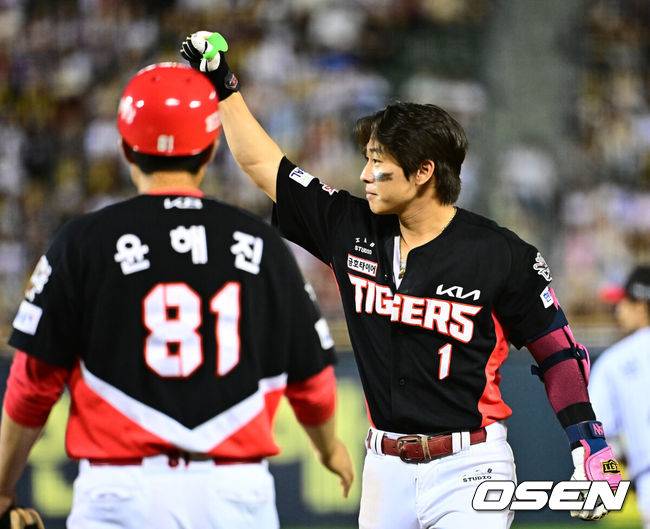 [OSEN=잠실, 지형준 기자] 13일 오후 서울 잠실구장에서 ‘2025 신한 SOL Bank KBO리그’ LG 트윈스와 KIA 타이거즈의 경기가 열렸다.LG는 임찬규, KIA는 이의리가 선발로 나섰다.9회초 무사 1루에서 KIA 박찬호가 번트 앤 슬래시로 우전 안타를 날리며 기뻐하고 있다. 2025.09.13 /jpnews@osen.co.kr