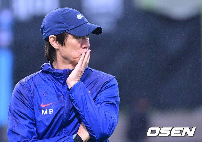 [OSEN=고양, 최규한 기자] 홍명보 감독이 이끄는 대한민국 축구 국가대표팀이 7일 오후 경기도 고양종합운동장 보조경기장에서 오는 10일 브라질과의 평가전을 앞두고 오픈트레이닝을 진행했다.한국 축구대표팀과 브라질은 오는 10일 서울월드컵경기장에서 친선경기를 갖는다.홍명보 감독이 선수들의 훈련을 주시하고 있다. 2025.10.07 / dreamer@osen.co.kr