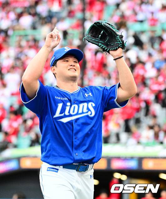 6이닝 동안 단 2피안타 1볼넷만을 내주며 8개의 삼진을 솎아내는 무실점 피칭으로 준플레이오프 1차전 승리의 주역이 된 최원태가 세리머니를 하고 있다.