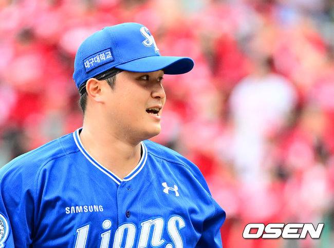 감정 표현을 자제하던 최원태가 3회 세 타자를 연속 삼진으로 돌려 세우며 미소를 짓고 있다.