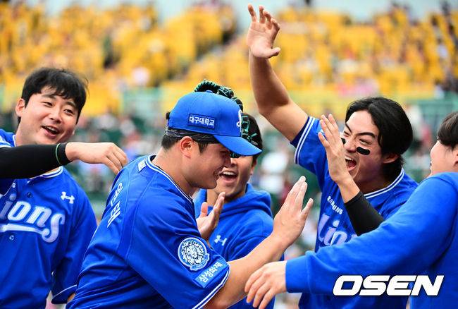 캡틴 구자욱을 비롯한 동료선수들이 인생투를 펼친 최원태를 뜨겁게 맞이하고 있다.