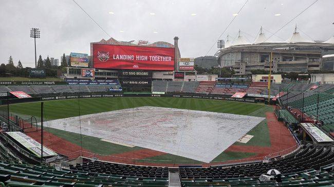 10일 오후 대형 방수포가 덮혀 있는 인천 SSG랜더스필드 / OSEN DB