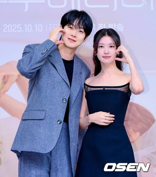 [OSEN=지형준 기자] 10일 오후 서울 양천구 목동 SBS에서 SBS 새 금토드라마 ‘우주메리미’ 제작발표회가 열렸다.‘우주메리미’는 최고급 신혼집 경품을 사수하려는 두 남녀의 달달살벌한 90일간의 위장 신혼기로, 믿고 보는 배우 최우식(김우주 역)과 로코 여신 정소민(유메리 역)이 만나 탄탄한 연기 시너지를 발휘할 작품으로 기대감을 높이고 있다.배우 최우식, 정소민이 포토타임을 하고 있다. 2025.10.10 /jpnews@osen.co.kr