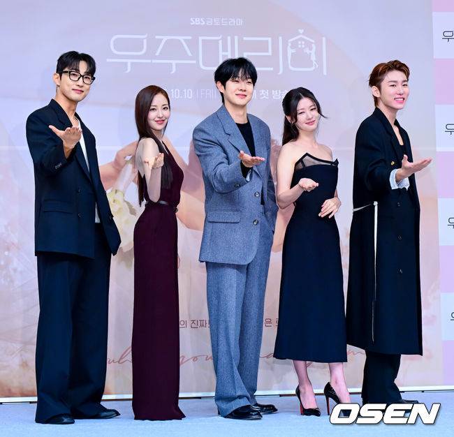 [OSEN=지형준 기자] 10일 오후 서울 양천구 목동 SBS에서 SBS 새 금토드라마 ‘우주메리미’ 제작발표회가 열렸다.‘우주메리미’는 최고급 신혼집 경품을 사수하려는 두 남녀의 달달살벌한 90일간의 위장 신혼기로, 믿고 보는 배우 최우식(김우주 역)과 로코 여신 정소민(유메리 역)이 만나 탄탄한 연기 시너지를 발휘할 작품으로 기대감을 높이고 있다.배우 배나라, 신슬기, 최우식, 정소민, 서범준이 포토타임을 하고 있다. 2025.10.10 /jpnews@osen.co.kr