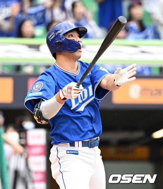 [OSEN=인천, 이대선 기자] 9일 인천 SSG랜더스필드에서 2025 신한 SOL뱅크 KBO리그 준플레이오프(5전 3선승제) 1차전 SSG 랜더스와 삼성 라이온즈의 경기가 열렸다.SSG은 화이트, 삼성은 최원태를 선발 투수로 내세웠다.3회초 무사 1,2루에서 삼성 김영웅이 우월 투런 홈런을 치고 있다. 2025.10.09 /sunday@osen.co.kr